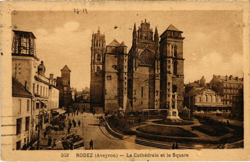 Carte postale ancienne Rodez - La Cathédrale et le Square à Rodez
