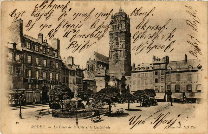 Carte postale ancienne Rodez - La Place de la Cite et la Cathédrale à Rodez