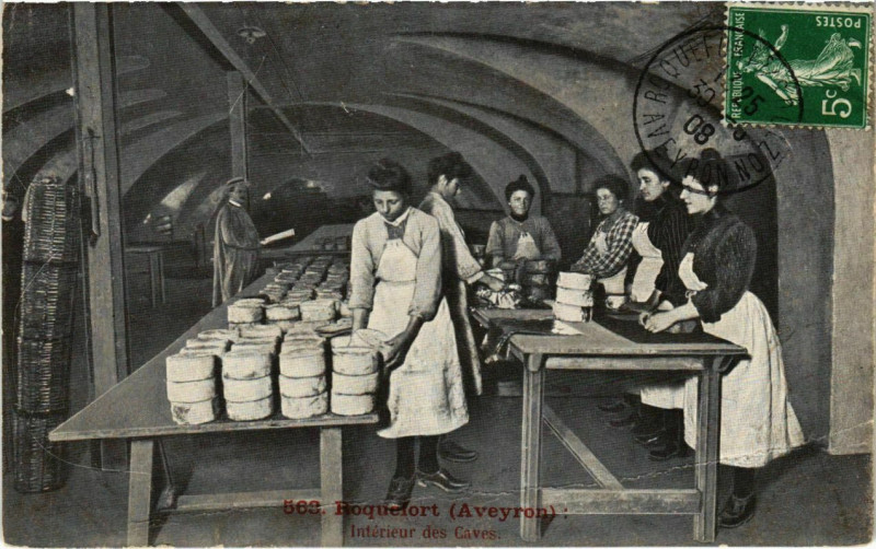 Carte postale ancienne Roquefort - Interieur des Caves