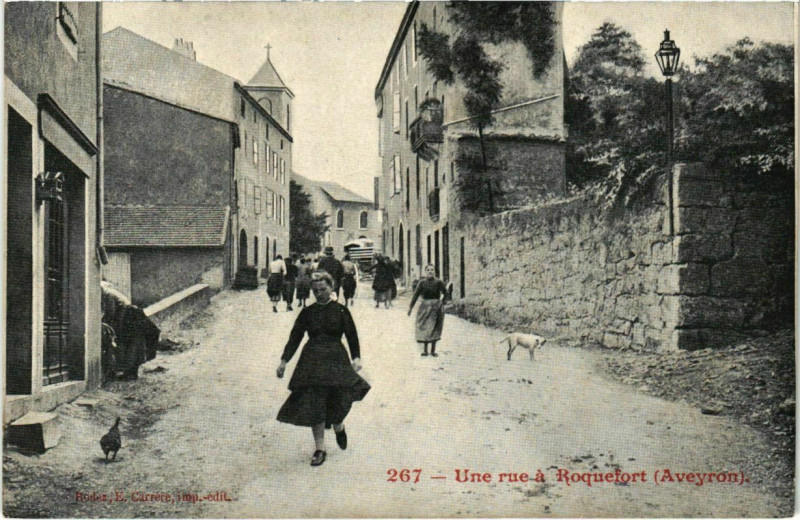 Carte postale ancienne Une rue a Roquefort