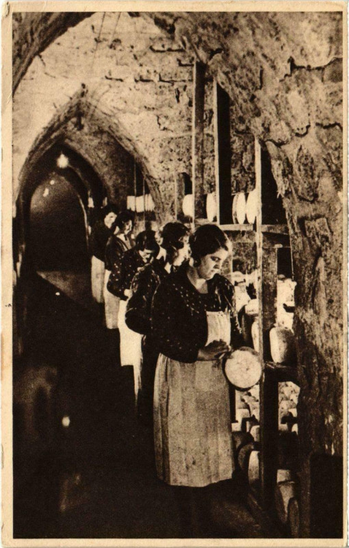 Carte postale ancienne Roquefort - Cave carriere - Une allee