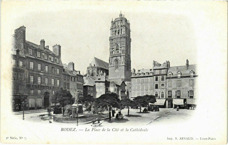 Carte postale ancienne Rodez - La Place et la Cite et la Cathédrale à Rodez