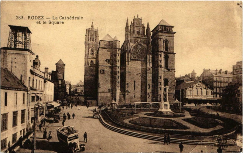 Carte postale ancienne Rodez - La Cathédrale et le Square à Rodez