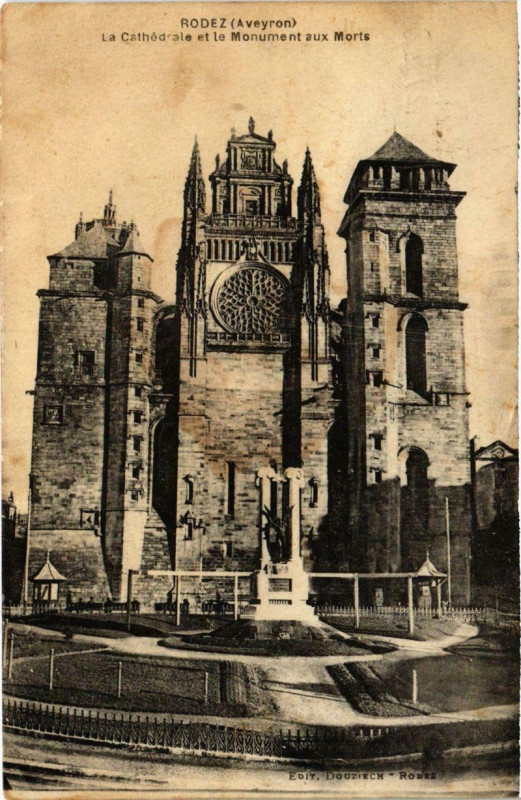 Carte postale ancienne Rodez - La Cathédrale et la Monument aux Morts à Rodez