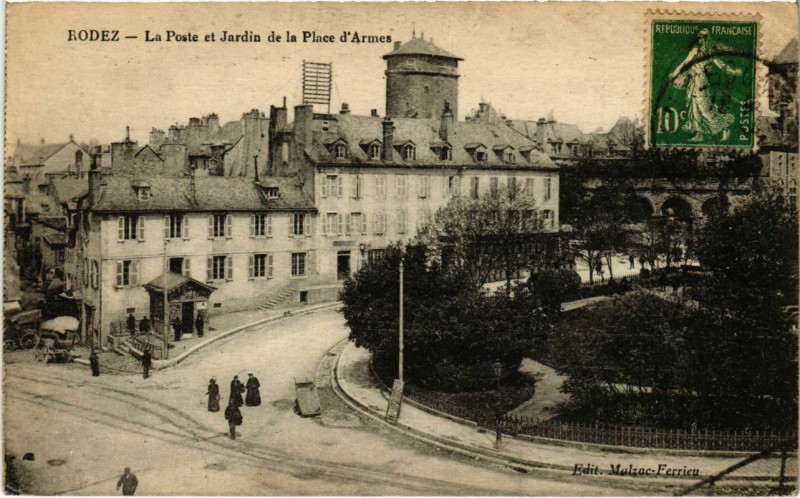 Carte postale ancienne Rodez - La Poste et Jardin de la Place d'Armes à Rodez