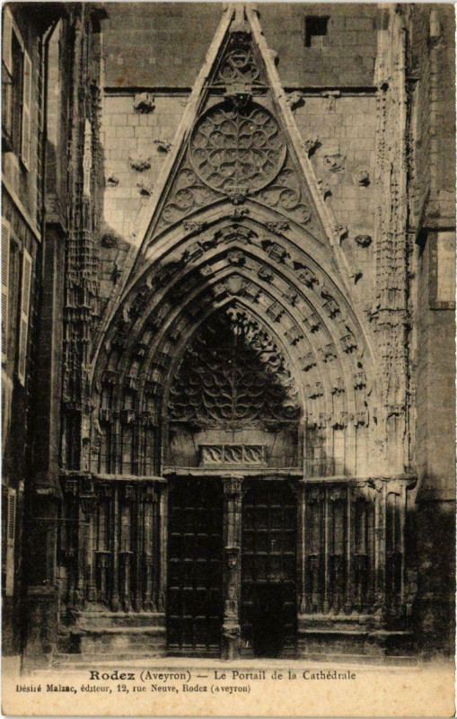 Carte postale ancienne Rodez - Le Portail de la Cathédrale à Rodez