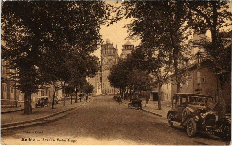 Carte postale ancienne Rodez - Avenue Victor-Hugo à Rodez