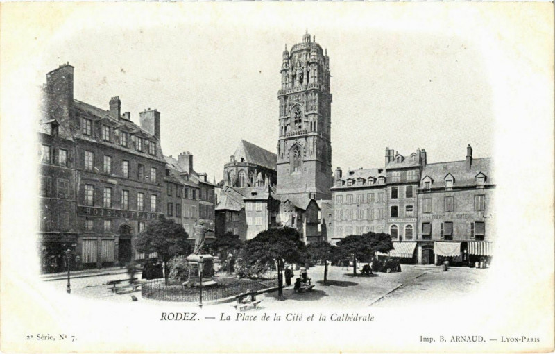 Carte postale ancienne Rodez - La Place de la Cite et la Cathédrale à Rodez