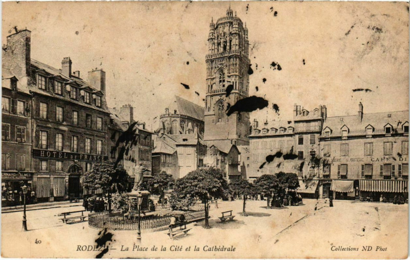 Carte postale ancienne Rodez - La Place de la Cite et la Cathédrale à Rodez