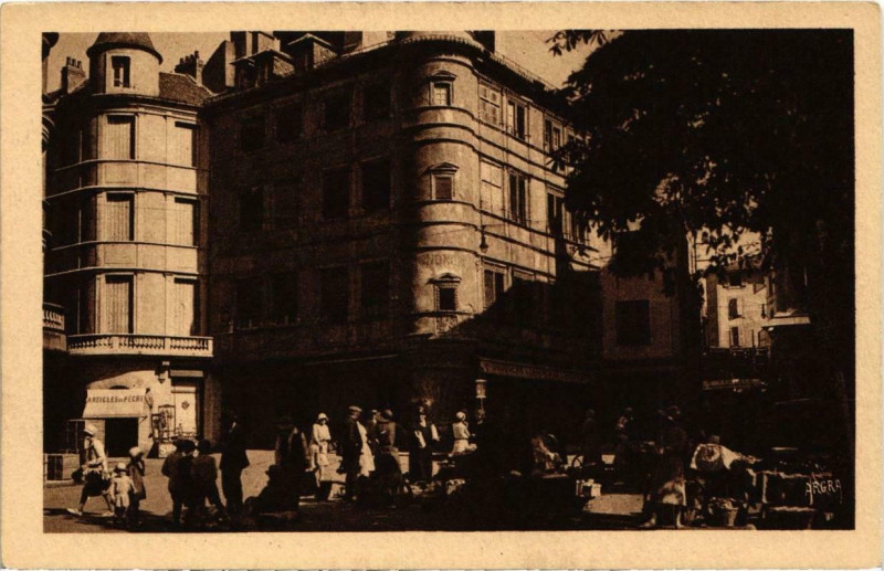 Carte postale ancienne Rodez - Place du Bourg à Rodez