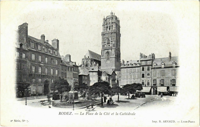 Carte postale ancienne Rodez - La Place de la Cite et la Cathédrale à Rodez