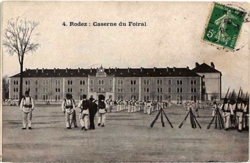 Carte postale ancienne Rodez - Caserne du Foiral à Rodez