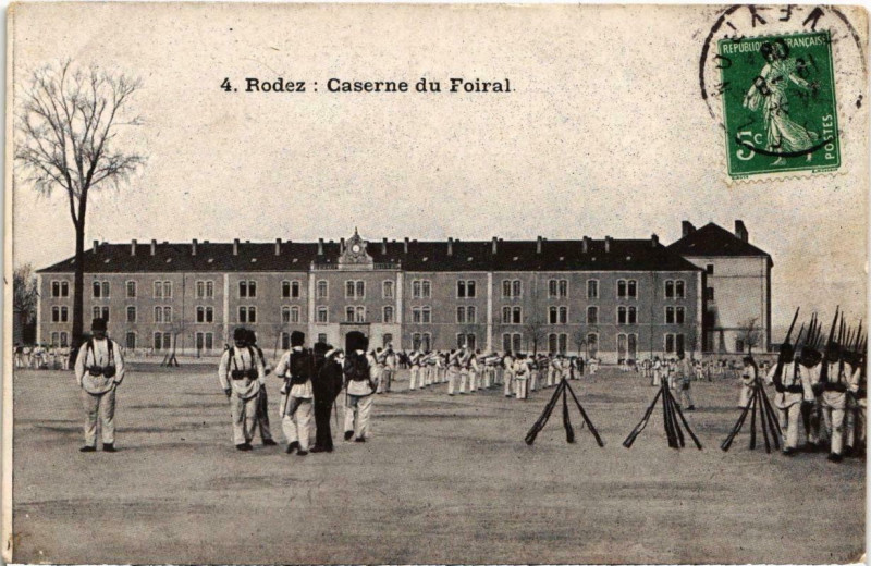 Carte postale ancienne Rodez - Caserne du Foiral à Rodez