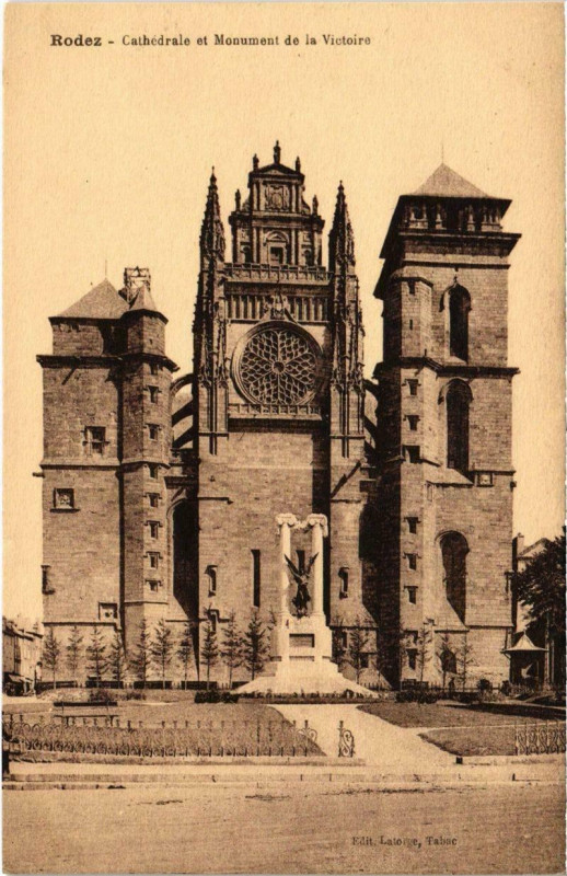 Carte postale ancienne Rodez - Cathédrale et Monument de la Victoire à Rodez