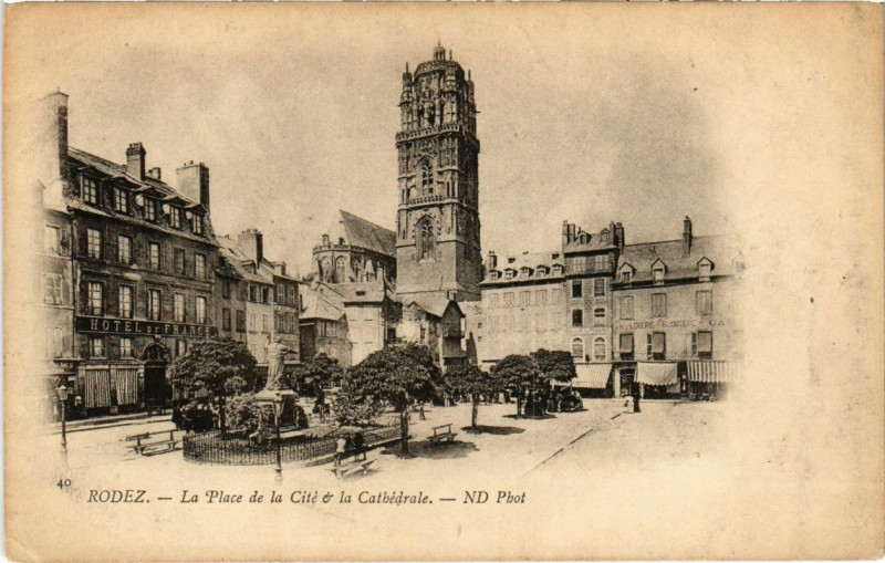 Carte postale ancienne Rodez - La Place de la Cite la Cathédrale à Rodez