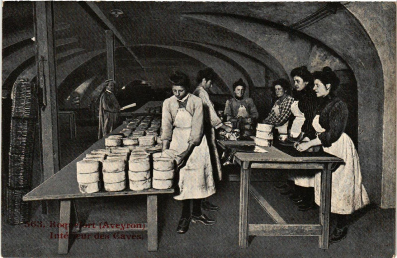 Carte postale ancienne Roquefort - Interieur de Caves