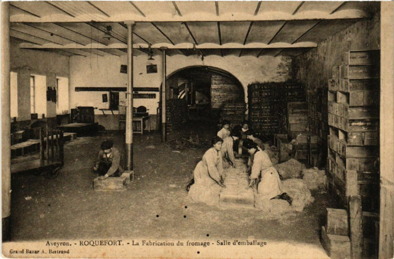 Carte postale ancienne Roquefort - La Fabrication du formage