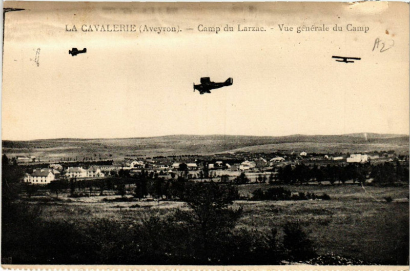 Carte postale ancienne La Cavalerie - Camp du Larzac - Vue générale du Camp à La Cavalerie