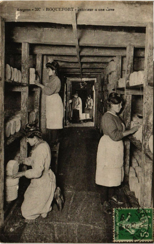 Carte postale ancienne Roquefort - Interieur a une Cave