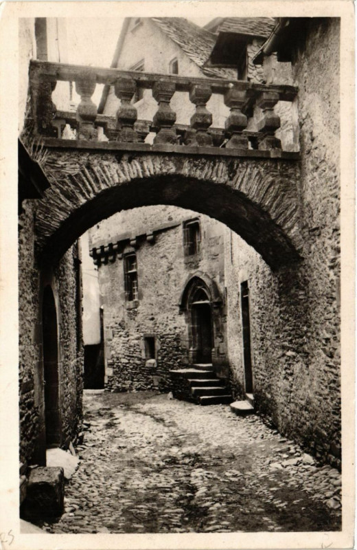 Carte postale ancienne Estaing Vieux Pont et Vieilles Maisons à Estaing