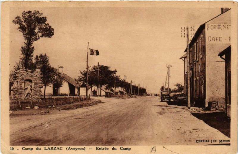 Carte postale ancienne Camp du Larzac - Entree du Camp