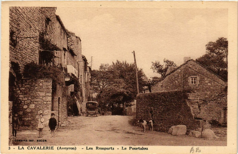 Carte postale ancienne La Cavalerie - Les Remparts à La Cavalerie