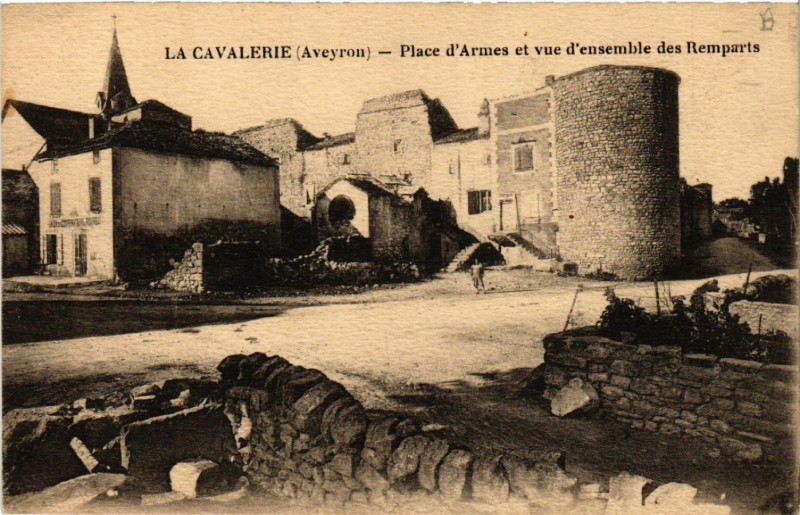 Carte postale ancienne La Cavalerie - Place d'Armes etvue d'ensemble des Remparts à La Cavalerie