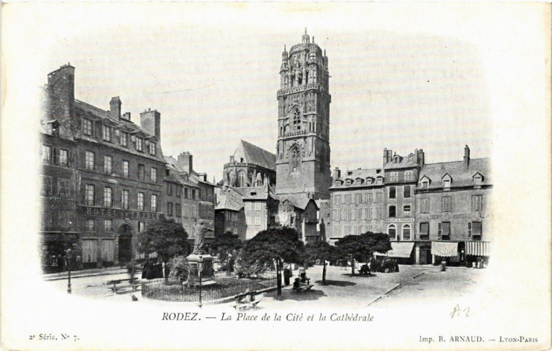 Carte postale ancienne Rodez - La Place de la Cite et la Cathédrale à Rodez