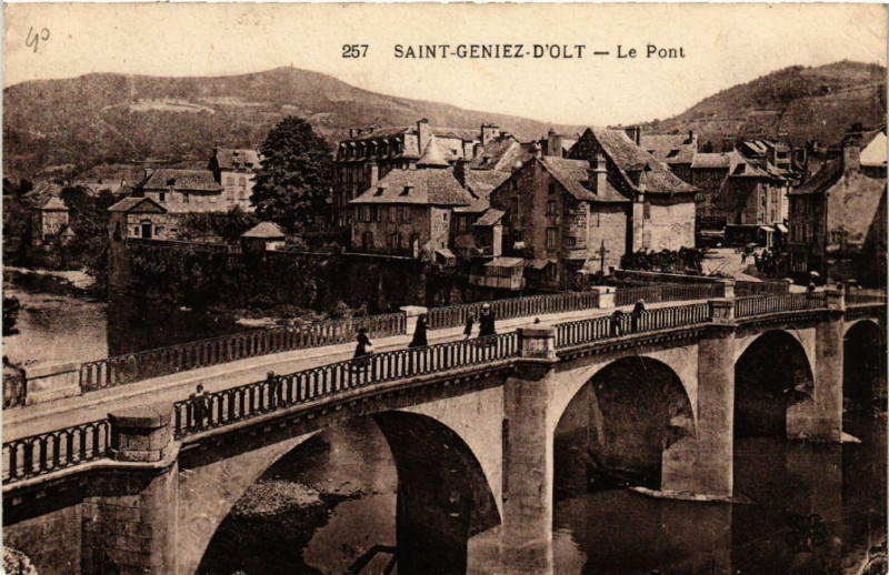 Carte postale ancienne Saint-Geniez d'Olt - Le Pont