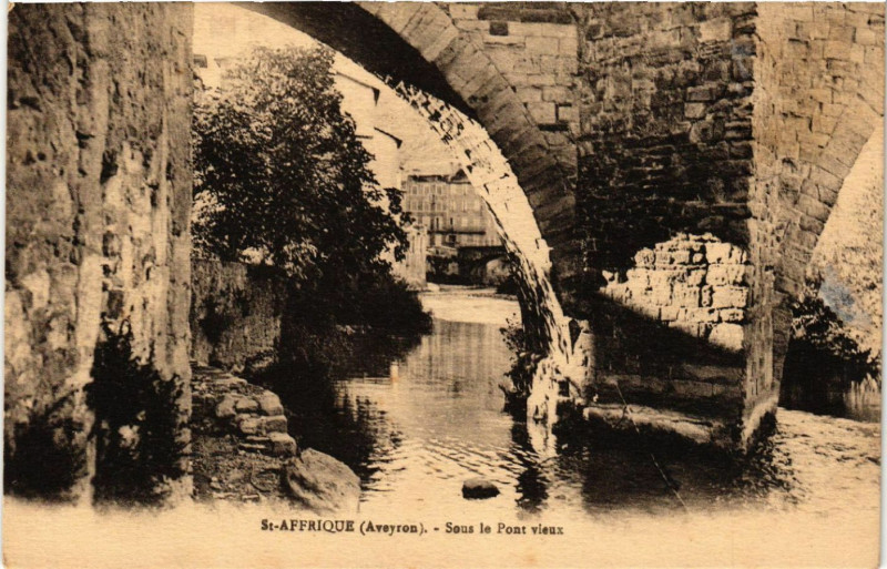 Carte postale ancienne Saint-Affrique - Sous le Pont vieux à Saint-Affrique