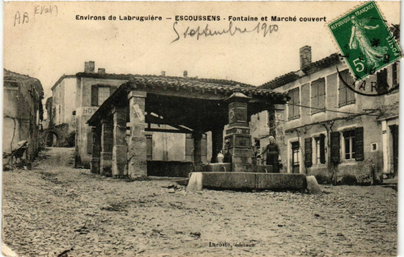 Carte postale ancienne Escoussens - Fontaine et Marche couvert