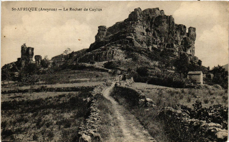 Carte postale ancienne Saint-Affrique - Le Rocher de Caylus à Saint-Affrique