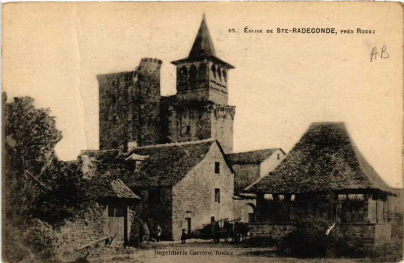 Carte postale ancienne Eglise de Sainte-Radegonde à Sainte-Radegonde