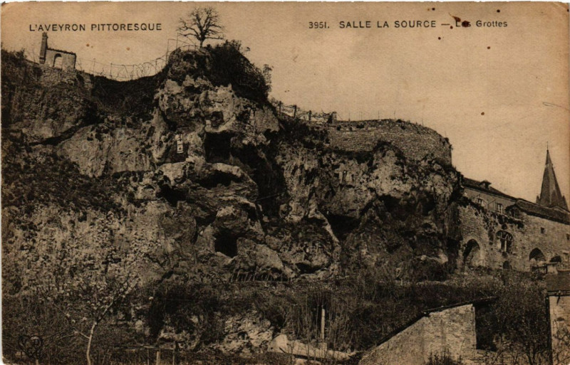Carte postale ancienne Salles-la-Source - Les Grottes à Salles-la-Source