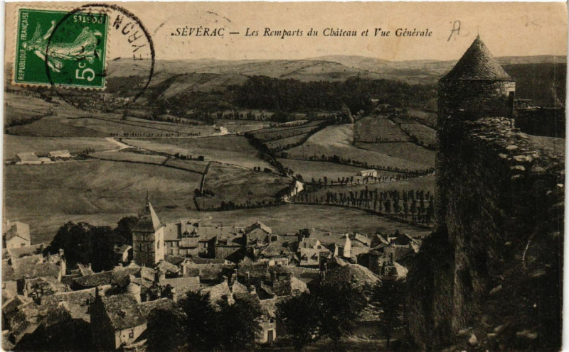 Carte postale ancienne Severac - Les Remparts du Chateau et Vue générale