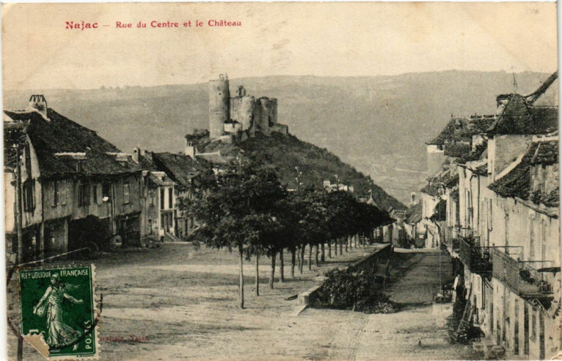 Carte postale ancienne Najac - Rue du Centre et le Chateau à Najac