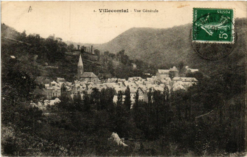 Carte postale ancienne Villecomtal - Vue générale à Villecomtal