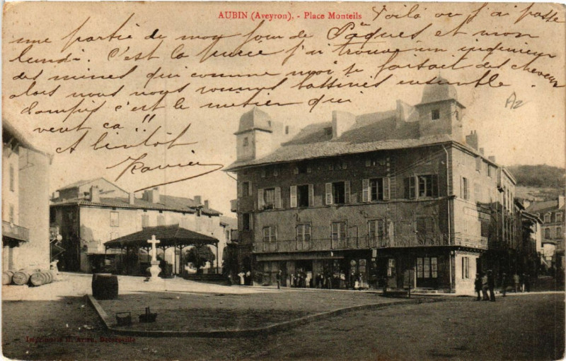 Carte postale ancienne Aubin - Place Monteils à Aubin