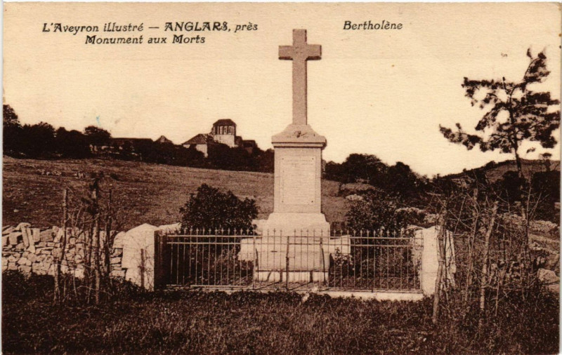 Carte postale ancienne L'Aveyron illustre - Anglars pres Monument aux Morts
