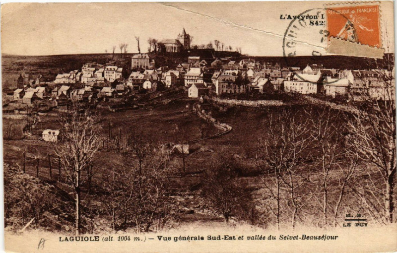 Carte postale ancienne Laguiole - Vue générale Sud-Est et Vallée du Selvet-Beausejour à Laguiole