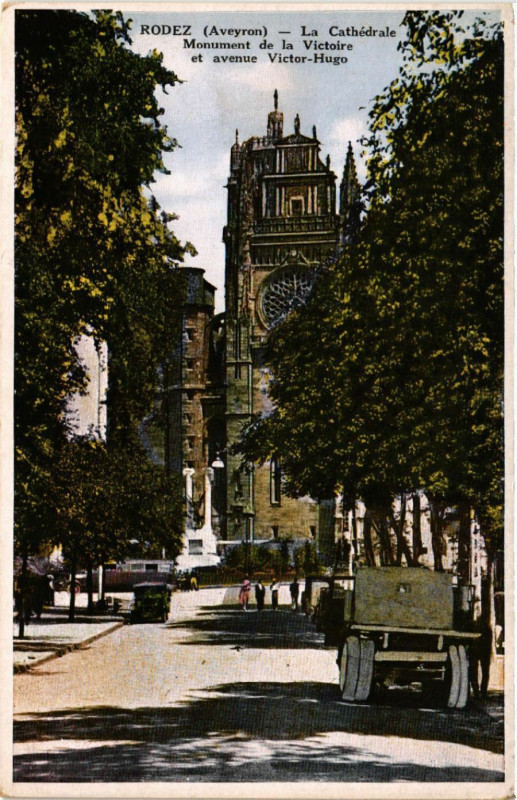 Carte postale ancienne Rodez - La Cathédrale Monument de la Victoire à Rodez