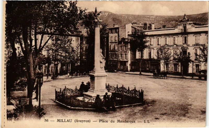 Carte postale ancienne Millau - Place du Mandaroux à Millau