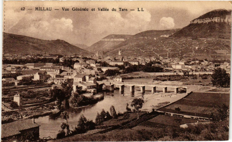 Carte postale ancienne Millau - Vue généralee et Vallée du Tarn à Millau
