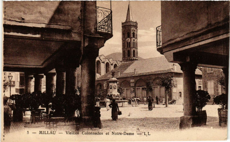 Carte postale ancienne Millau - Vieilles Colonnades et Notre-Dame à Millau