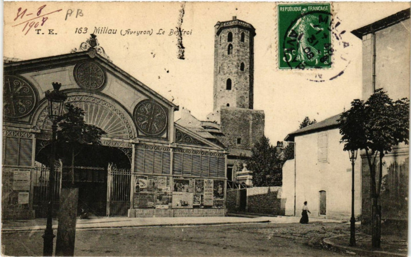 Carte postale ancienne Millau - Le Beffroi à Millau
