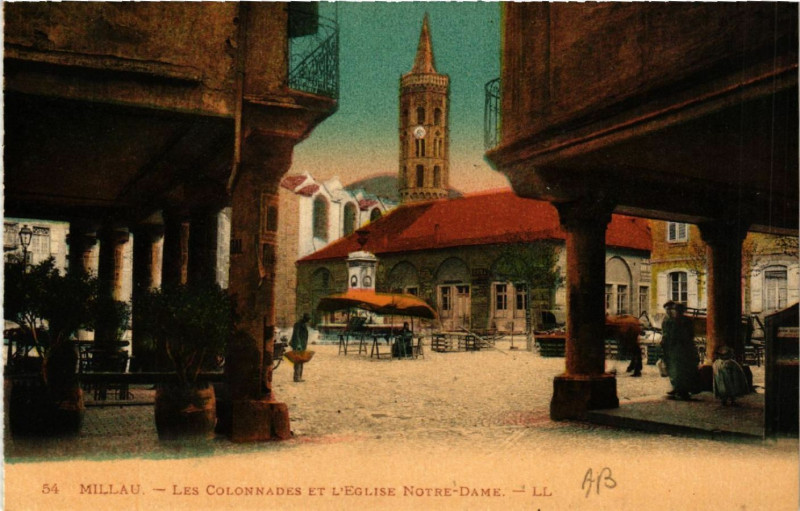 Carte postale ancienne Millau - Les Colonnades et L'Eglise Notre-Dame à Millau
