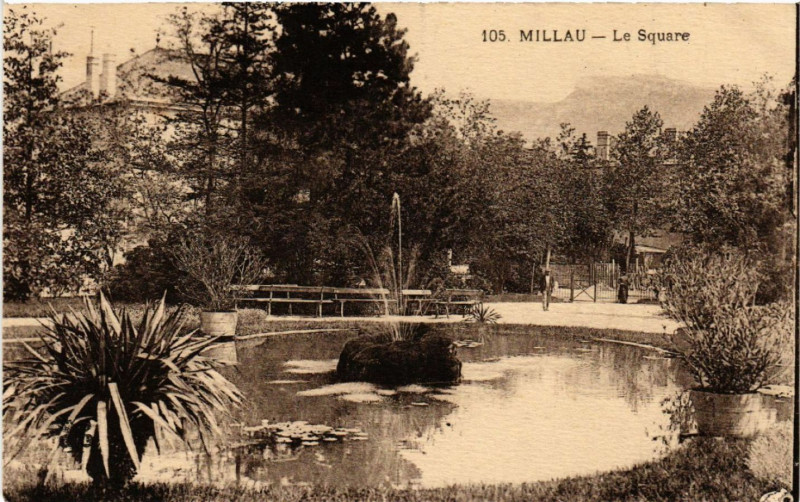 Carte postale ancienne Millau - Le Square à Millau