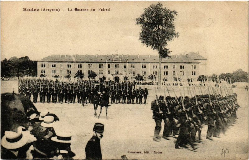 Carte postale ancienne Rodez - La Caserne du Foirail à Rodez