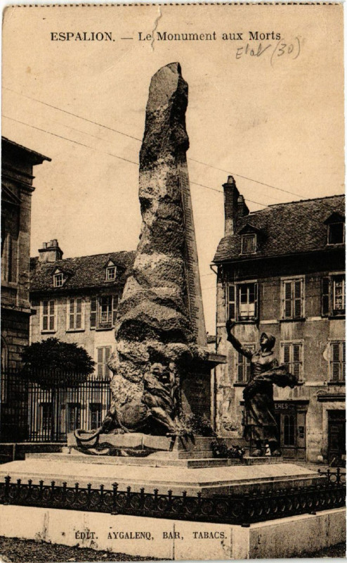 Carte postale ancienne Espalion - Le Monument aux Morts à Espalion