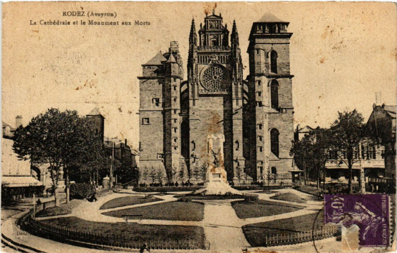 Carte postale ancienne Rodez - La Cathédrale et le Monument aux Morts à Rodez